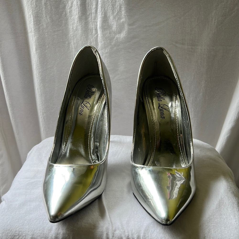 Silver close toe pump